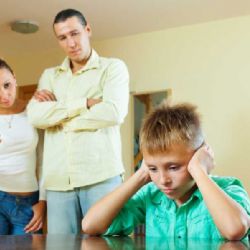 Pololetní vysvědčení: děti často řeší reakci rodičů víc než známky