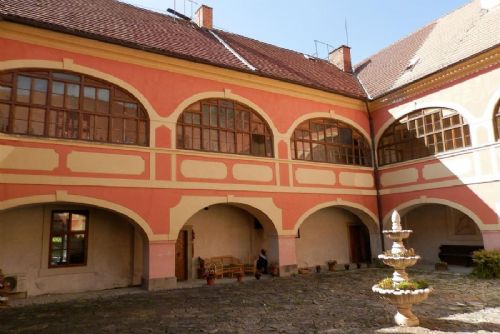 obrázek:Zámek v Lešanech poprvé otevřel secesní expozici, návštěvníky láká i výstava světových záhad