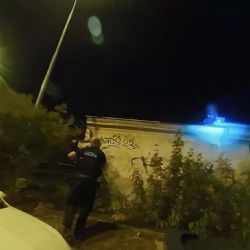 Zloděj kradl měděné plechy strážníkům nad hlavou. Dopadli ho na střeše služebny