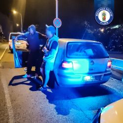 Auto bez značek, řidič bez řidičáku. Strážníci v Plzni řešili noční jízdu