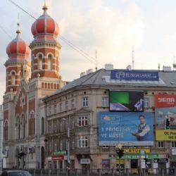Centrum Plzně se zbavuje reklamních plachet. Na odstranění zbývají poslední dny