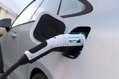 obrázek:Česká města zpřísňují parkování elektromobilů: Konec zdarma v Plzni!