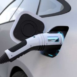 Česká města zpřísňují parkování elektromobilů: Konec zdarma v Plzni!