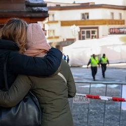 Česko pomáhá po požáru v Crans-Montaně, Švýcaři zvažují převoz těžce popálených