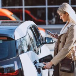 Elektromobily v Praze: Poloviční parkovné, ale i budoucí nízkoemisní zóny