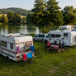 Kempy v jižních Čechách hlásí rozdílnou sezonu. Třeboňsko plní karavany, Lipensko čeká silnější srpen