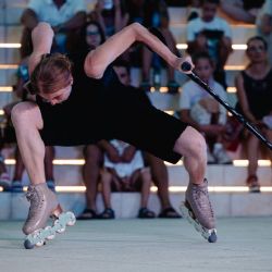 KoresponDance ve Žďáru začal netradičně. Ulice zaplnily černé koule a performeři bruslili s berlemi