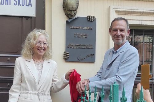obrázek:Libeň připomíná Arnošta Lustiga. U školy, kam chodil, odhalili jeho novou pamětní desku
