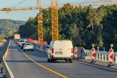obrázek:Most Šmejkalka na D1 má opravenou polovinu. Do konce září zůstane provoz ve zúžených pruzích