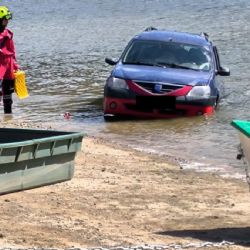 Na Dalešické přehradě se potopilo auto. Policie mezitím našla majitele uvázlého s člunem uprostřed vody