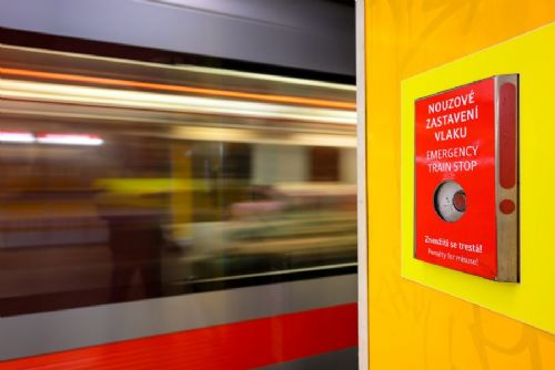 obrázek:Na Strašnické cestující zastavili metro nouzovým tlačítkem. Souprava zabrzdila těsně před seniorkou