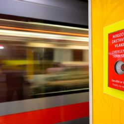 Na Strašnické cestující zastavili metro nouzovým tlačítkem. Souprava zabrzdila těsně před seniorkou