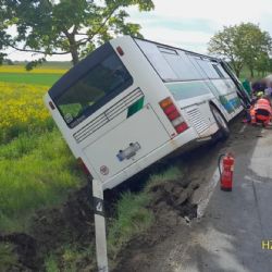 Nehoda autobusu plného dětí uzavřela silnici u Oseku. Zranění jsou podle prvních zpráv lehká