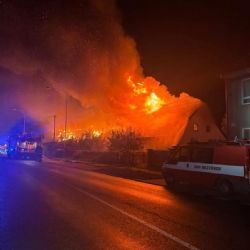 Noční požár v Bezvěrově zasáhl čtyři domy. Dva lidé se zranili, škoda je 18 milionů