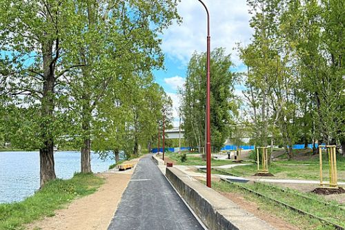 obrázek:Nová cyklostezka z Holešovic k Trojskému mostu