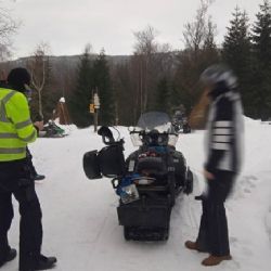 Opilec na skútru napadl policistu na Špičáku