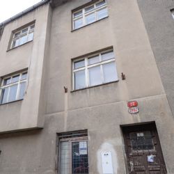 Plzeň opravuje dům v Bolzanově ulici. Vznikne pět bytů pro lidi v bytové nouzi