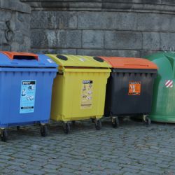 Plzeňáci si zvykají na novinku v třídění. Plechovky nově patří i do zelených kontejnerů