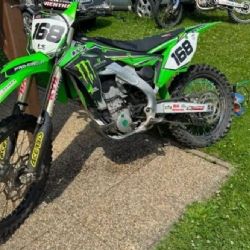 Policie na Havlíčkobrodsku pátrá po zelené Kawasaki KX 250. Ukradena byla v Poděbabech