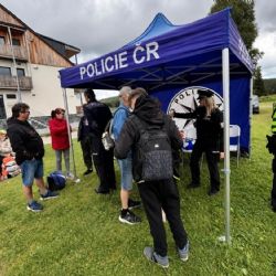 Policisté na Šumavě upozorňovali turisty na rozdílná pravidla v Česku a Bavorsku
