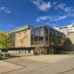 Praha 10 prodává bývalou radnici a Kulturní dům Eden za více než miliardu korun