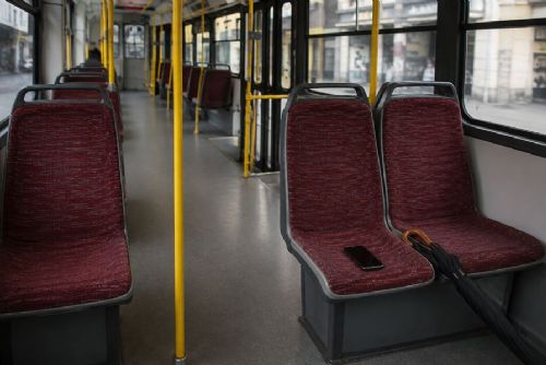 obrázek:Praha od ledna eviduje přes 3 000 nalezených věcí. V MHD se objevila i mačeta nebo prsní implantát