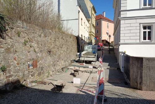 obrázek:Příbram obnovuje chodníky: velké dlaždice nahradí žulové kostky