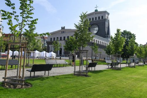 obrázek:Revitalizovaný Jiřák přivítal první návštěvníky. Diskusi vyvolávají lavičky i budoucí podoba zeleně