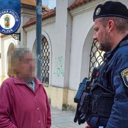 Řidič v Plzni pomohl dezorientované seniorce. Strážníky přivolal kvůli špatnému pocitu
