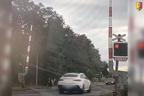 obrázek:Řidička v Praze projela přejezd na červenou před policisty. Dostala pokutu a body