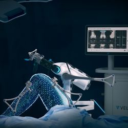 První robot v Česku mění kyčle v Mladé Boleslavi