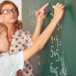 Slovní hodnocení míří do škol. Plaga ho podpořil při návštěvě Kladna