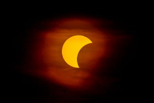 obrázek:Stovky lidí sledovaly na Petříně téměř úplné zatmění Slunce, hvězdárna řešila mimořádný zájem