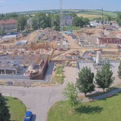U Nemocnice Jihlava pokračuje výstavba parkovacího domu. Kraj zvažuje navýšení kapacity až na 704 míst