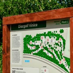 V Plzni Vinicích se otevírá nové devítijamkové discgolfové hřiště
