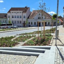 Volyně dokončila obnovu náměstí Svobody. Centrum získalo novou dlažbu, zeleň i upravený prostor pro lidi