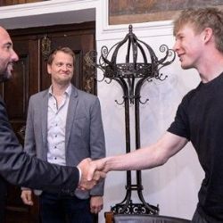 Všímaví mladíci v Plzni pomohli zachránit batole v okně. Primátor jim poděkoval na radnici