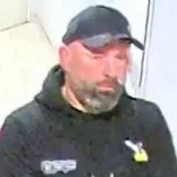 Z bytu v Plzni zmizelo přes 200 tisíc. Policie hledá muže z kamer