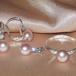 Praha 9: Rozbil vitrínu a odnesl 1,5 kg zlata