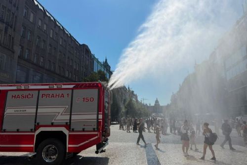 obrázek:Dobrovolní hasiči ochlazují Staré Město a Václavské náměstí. Praha čelí vedrům až k 39 °C