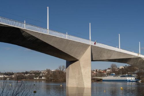 obrázek:Dvorecký most se otevírá. Nová spojnice přes Vltavu mění dopravu i linky MHD