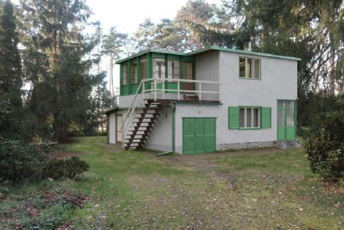 obrázek:Hrabalova chata v Kersku je nově kulturní památkou