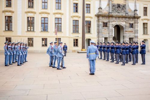 obrázek:Hradní stráž vyměnila letní uniformy za tmavě modré. Při střídání se potkaly obě varianty