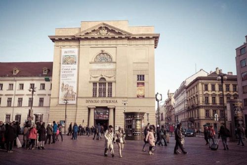obrázek:Hybernia láká cizince: testuje AI titulky a otevírá střešní bar