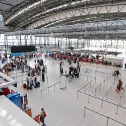 Letiště Praha téměř dorovnalo rekord: 17,75 milionu cestujících