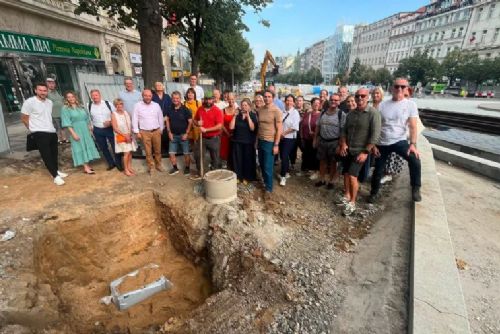 obrázek:Pod budoucí tramvajovou tratí na Václavském náměstí uložili časovou schránku pro budoucí generace
