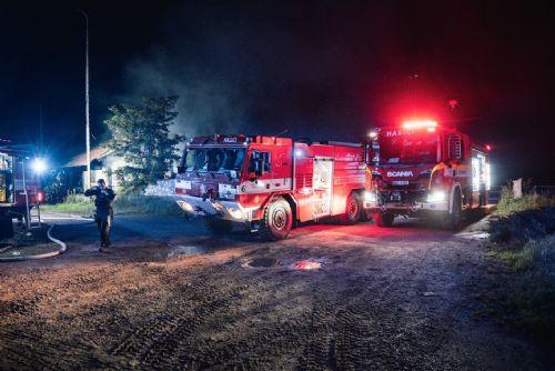 Foto: Požár v Modřanech zastavil vlaky, zasáhli dobrovolníci i profesionálové