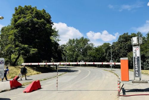 obrázek:Praha 3 instalovala závoru u Vítkova kvůli porušování zákazu vjezdu. Přístup mají jen vozy s povolením