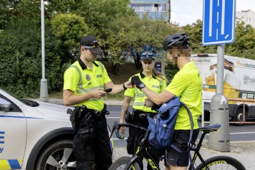 obrázek:Pražští strážníci při kontrolách cyklistů a koloběžek odhalili stovky přestupků
