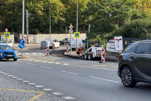obrázek:Radlickou čeká omezení. Od dneška se opravuje asfalt, auta pojedou po tramvajových kolejích